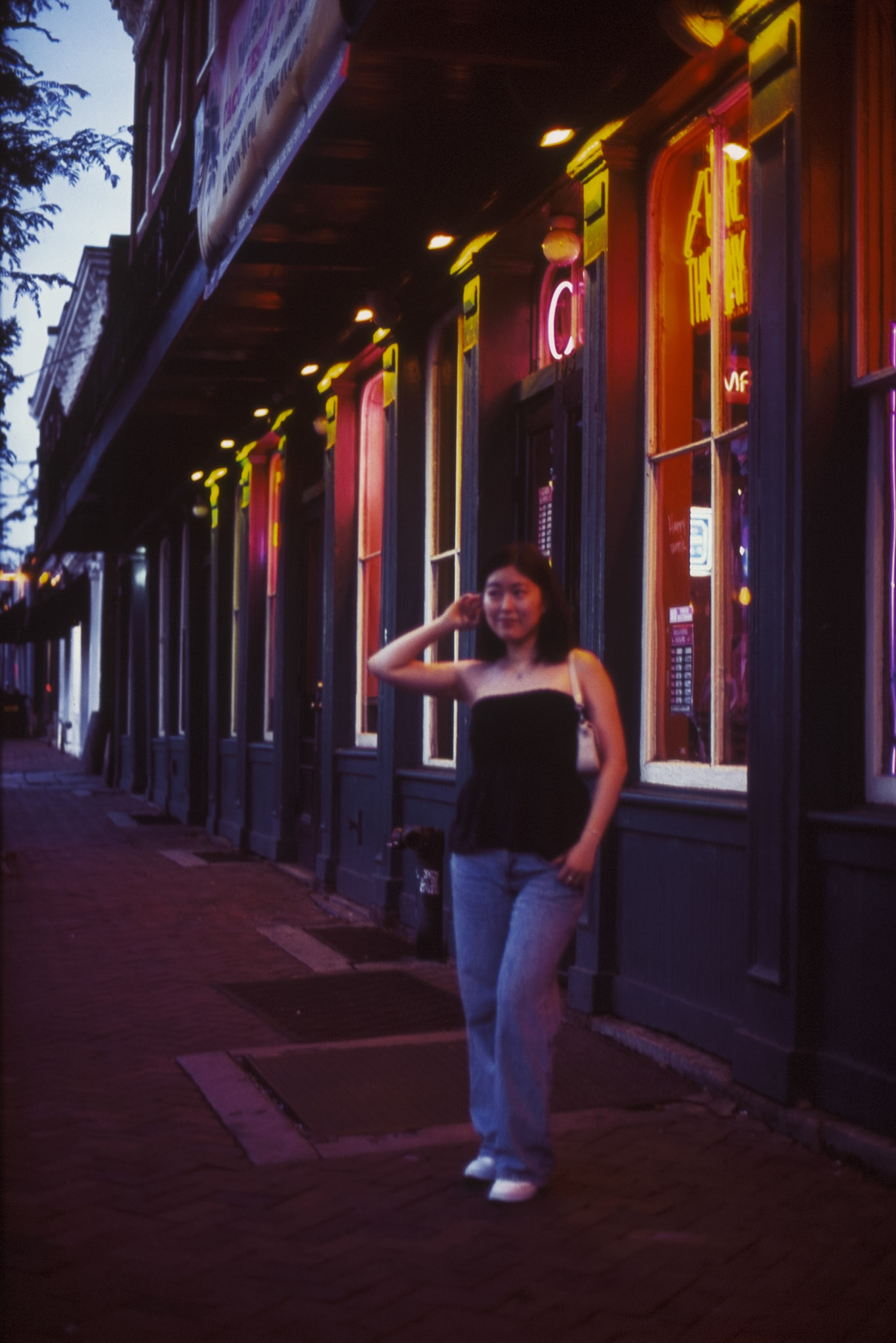 Fujifilm Velvia 100 - Downtown atmosphere