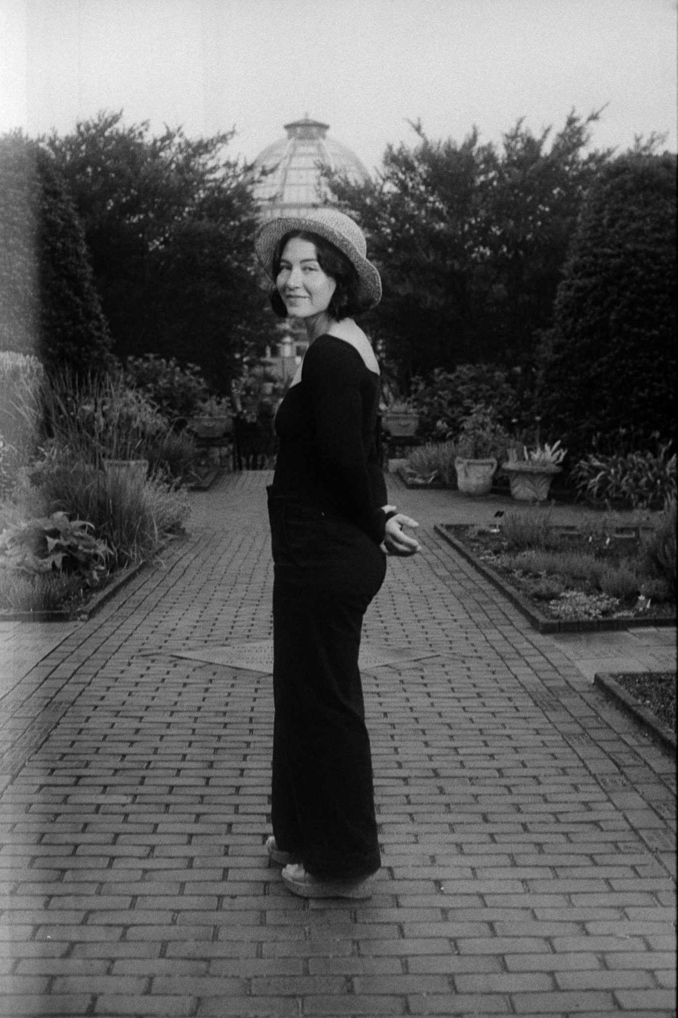 Kodak Tri-X 400 - Garden pathway